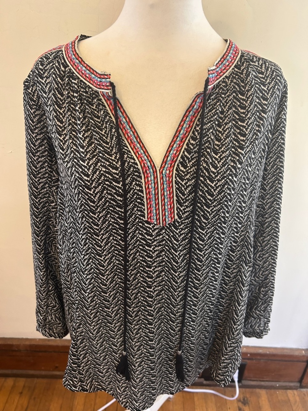 DR2 Black & White Chevron blouse with Red Accent Trim Size L EUC